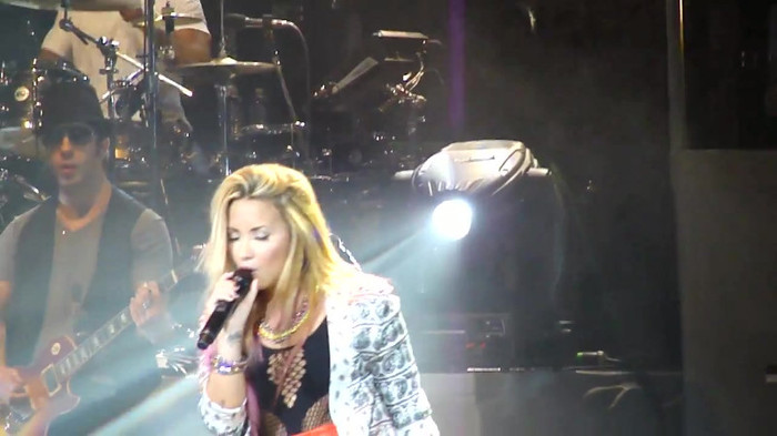 Entrance and All Night Long- Demi Lovato 09690 Entrance and All Night Long- Demi Lovato 09690