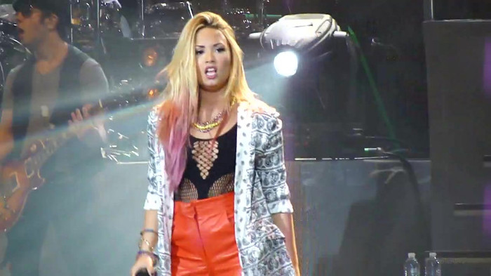 Entrance and All Night Long- Demi Lovato 09730 Entrance and All Night Long- Demi Lovato 09730