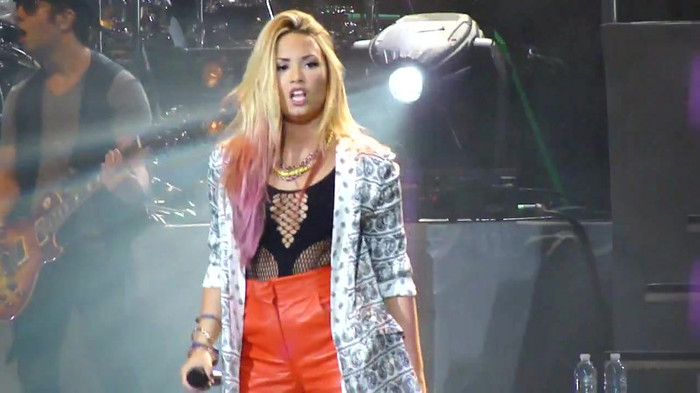 Entrance and All Night Long- Demi Lovato 09733 Entrance and All Night Long- Demi Lovato 09733