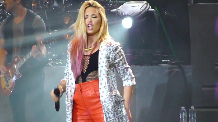 Entrance and All Night Long- Demi Lovato 09742 Entrance and All Night Long- Demi Lovato 09742
