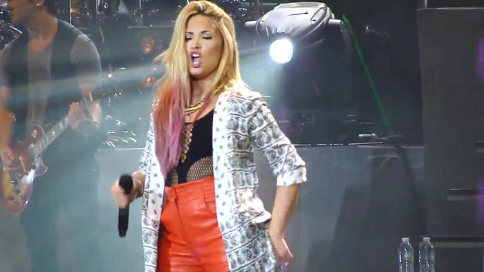 Entrance and All Night Long- Demi Lovato 09743 Entrance and All Night Long- Demi Lovato 09743