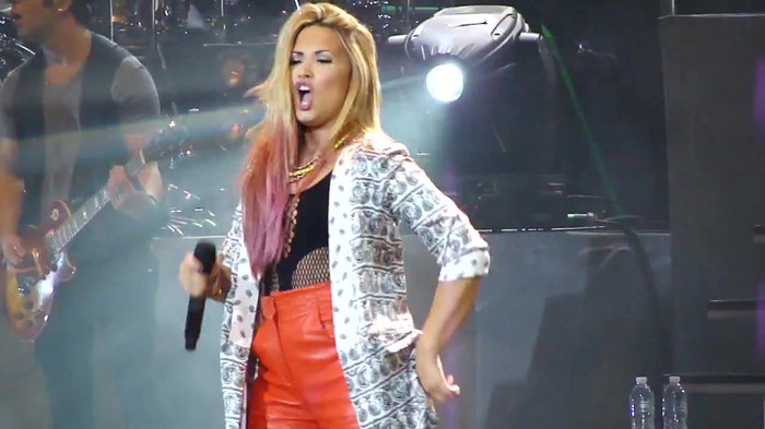 Entrance and All Night Long- Demi Lovato 09746 Entrance and All Night Long- Demi Lovato 09746
