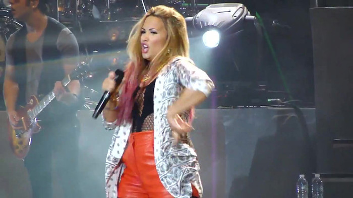 Entrance and All Night Long- Demi Lovato 09751 Entrance and All Night Long- Demi Lovato 09751