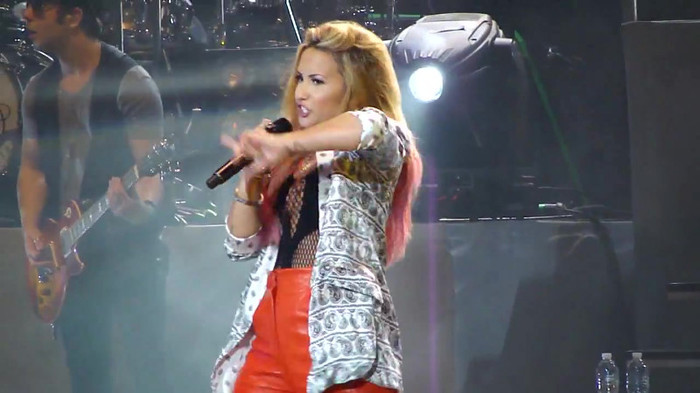 Entrance and All Night Long- Demi Lovato 09758 Entrance and All Night Long- Demi Lovato 09758