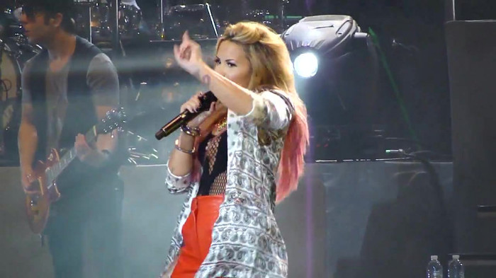 Entrance and All Night Long- Demi Lovato 09761 Entrance and All Night Long- Demi Lovato 09761
