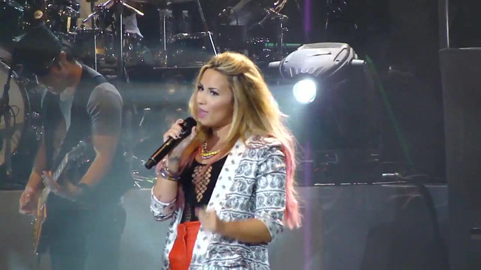 Entrance and All Night Long- Demi Lovato 09778 Entrance and All Night Long- Demi Lovato 09778