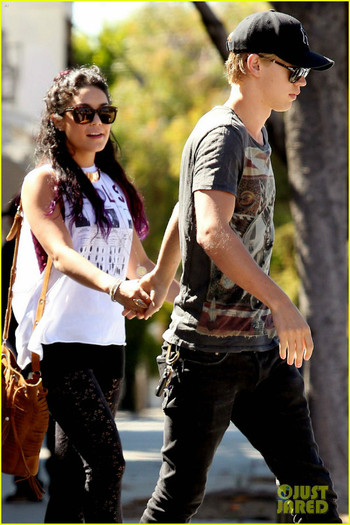 vanessa-hudgens-sun-cafe-with-austin-butler-02 - Vanessa Hudgens Sun Cafe with Austin Butler