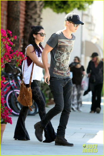 vanessa-hudgens-sun-cafe-with-austin-butler-05 - Vanessa Hudgens Sun Cafe with Austin Butler