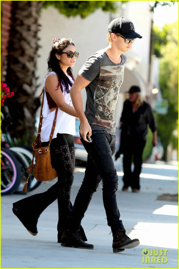 vanessa-hudgens-sun-cafe-with-austin-butler-06 - Vanessa Hudgens Sun Cafe with Austin Butler