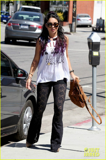 vanessa-hudgens-sun-cafe-with-austin-butler-07 - Vanessa Hudgens Sun Cafe with Austin Butler