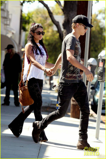 vanessa-hudgens-sun-cafe-with-austin-butler-08