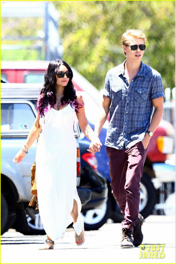 hudgens-butler-sunday-01 - Vanessa Hudgens and Austin Butler Sunday Smiles