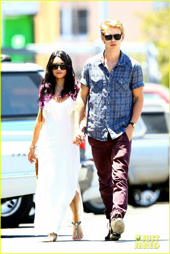 hudgens-butler-sunday-04 - Vanessa Hudgens and Austin Butler Sunday Smiles