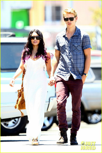 hudgens-butler-sunday-06 - Vanessa Hudgens and Austin Butler Sunday Smiles