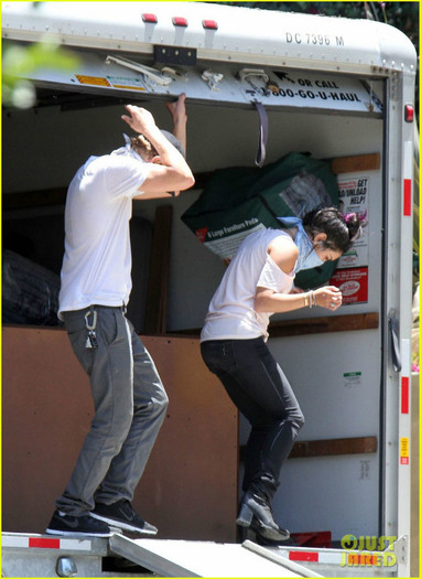 vanessa-austin-going-to-yoga-04 - Vanessa Hudgens and Austin Butler Weekend Workout