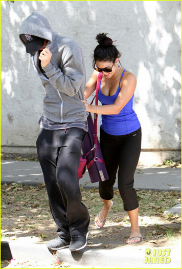 vanessa-austin-going-to-yoga-05 - Vanessa Hudgens and Austin Butler Weekend Workout