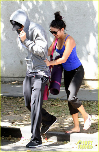 vanessa-austin-going-to-yoga-06 - Vanessa Hudgens and Austin Butler Weekend Workout