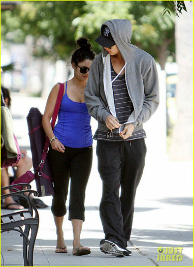 vanessa-austin-going-to-yoga-09 - Vanessa Hudgens and Austin Butler Weekend Workout