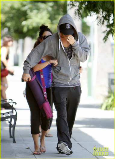 vanessa-austin-going-to-yoga-10 - Vanessa Hudgens and Austin Butler Weekend Workout