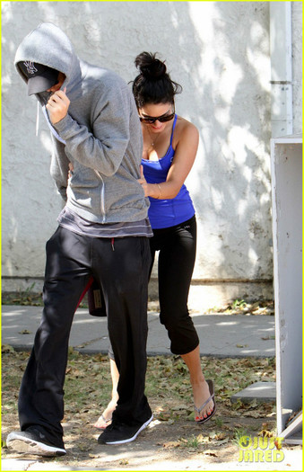 vanessa-austin-going-to-yoga-12 - Vanessa Hudgens and Austin Butler Weekend Workout