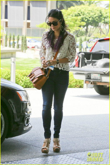 hudgens-agent-visit-04 - Vanessa Hudgens Meeting with Mom Gina