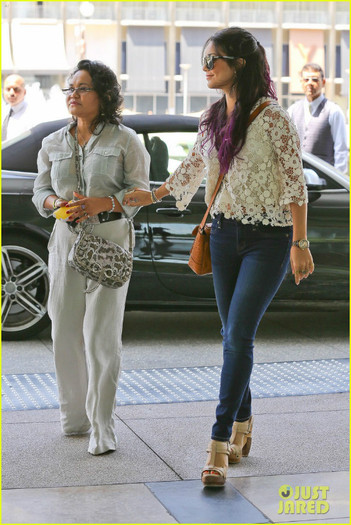 hudgens-agent-visit-05 - Vanessa Hudgens Meeting with Mom Gina