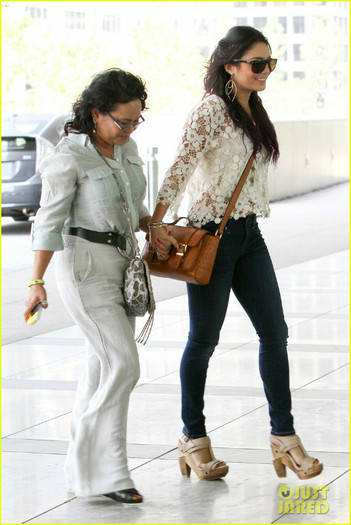 hudgens-agent-visit-11 - Vanessa Hudgens Meeting with Mom Gina