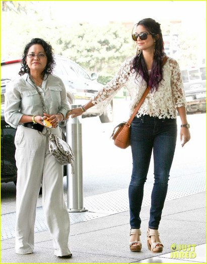 hudgens-agent-visit-12 - Vanessa Hudgens Meeting with Mom Gina