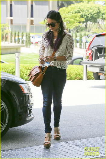 hudgens-agent-visit-15 - Vanessa Hudgens Meeting with Mom Gina