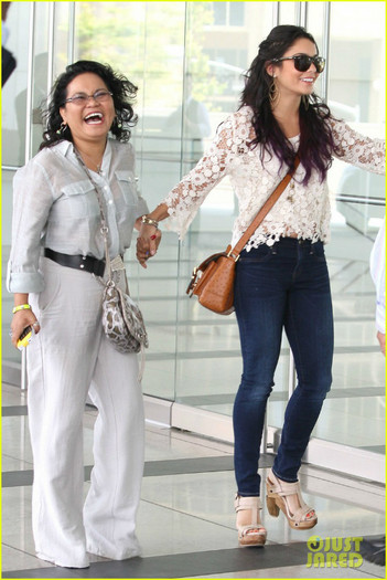 hudgens-agent-visit-16 - Vanessa Hudgens Meeting with Mom Gina