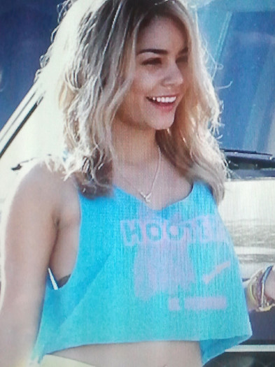 s-a - aaaaaaaaaaaa Vanessa Hudgens s-a vopsit blonda  aaaaaaaaaa