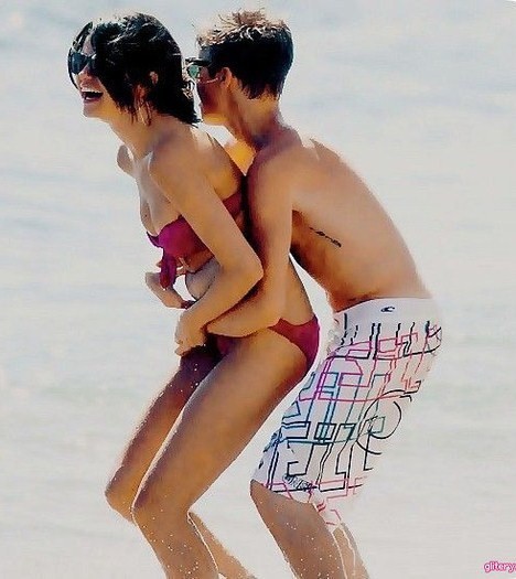 J: Haide ma :X:X: [cip] L: Nu!!! J: Ba da :))):X:X: