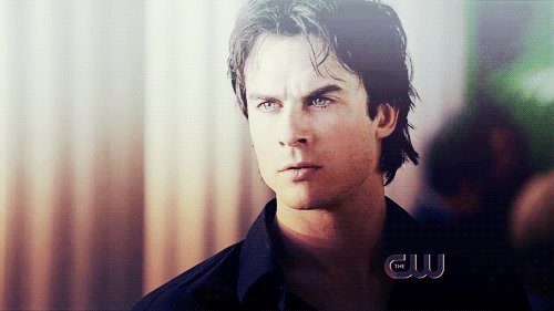 Damon se uita gelos la cei doi - The vampire diaries banda