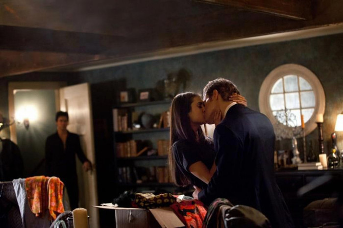 Elena si Stefan se sarutau si Damon intrara peste ei