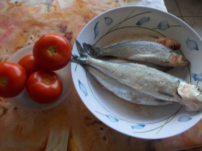 scrumbie si rosii pt saramura - Meniu pt postul Sf Apostoli Petru si Pavel