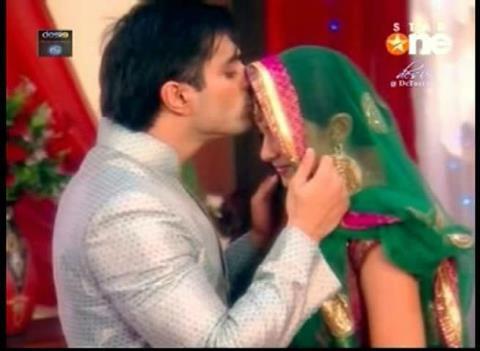 255267_124542051020122_456558392_n