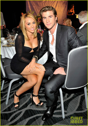 miley-cyrus-liam-hemsworth-australians-in-film-awards-11