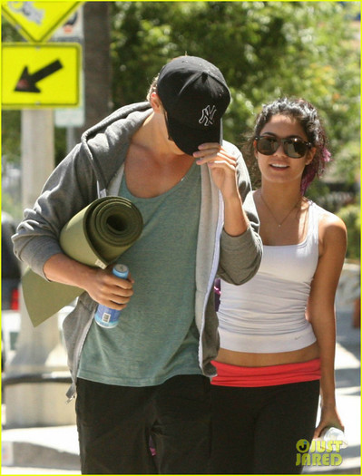 vanessa-austin-hiding-behind-yoga-mats-04 - Vanessa Hudgens and Austin Butler Wednesday Workout