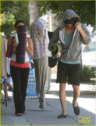 vanessa-austin-hiding-behind-yoga-mats-05 - Vanessa Hudgens and Austin Butler Wednesday Workout