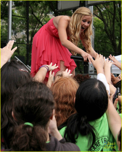 caroline-sunshine-concert-trash-01 - Caroline Sunshine Sane Trash Concert Cutie