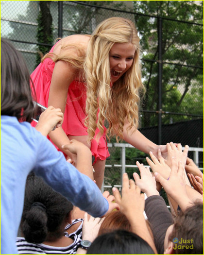 caroline-sunshine-concert-trash-05 - Caroline Sunshine Sane Trash Concert Cutie