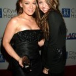 Hilary_Duff_1223915627_4