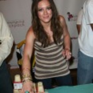 Hilary_Duff_1223917478_2