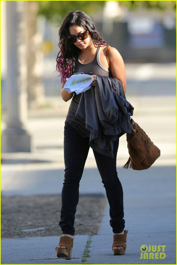 vanessa-hudgens-takes-care-business-05 - Vanessa Hudgens Have You Voted For the Teen Choice Awards