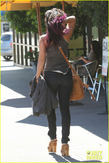 vanessa-hudgens-takes-care-business-07 - Vanessa Hudgens Have You Voted For the Teen Choice Awards