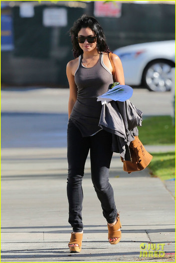 vanessa-hudgens-takes-care-business-09 - Vanessa Hudgens Have You Voted For the Teen Choice Awards