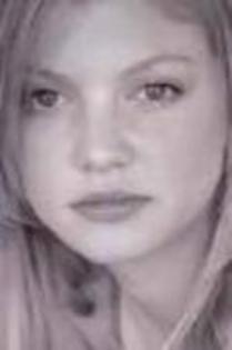 TSYHRQBYFMGOUEAIYPE - poze cu Cariba Heine