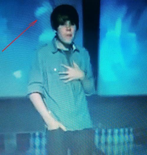 Justin danseaza in timp ce ochiul masonic este proiectat pe ecranul din spatele lui%u2026 - Cine este cu adevarat justin bieber