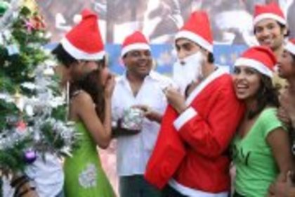 552638_433401550024217_1021836844_a - Sara Khan Christmas Celebration with Dark Rainbow