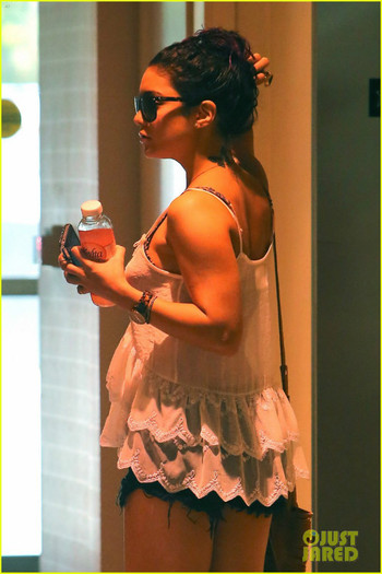 vanessa-hudgens-needs-workout-music-suggestions-02 - Vanessa Hudgens I Need a Playlist For the Gym